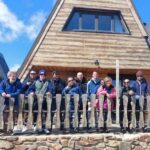 Photo de groupe sur la terrasse d'un chalet