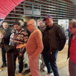 Les personnes accompagnées, dans la Halle aux grains, prennent connaissance des informations sur le cancer colorectal