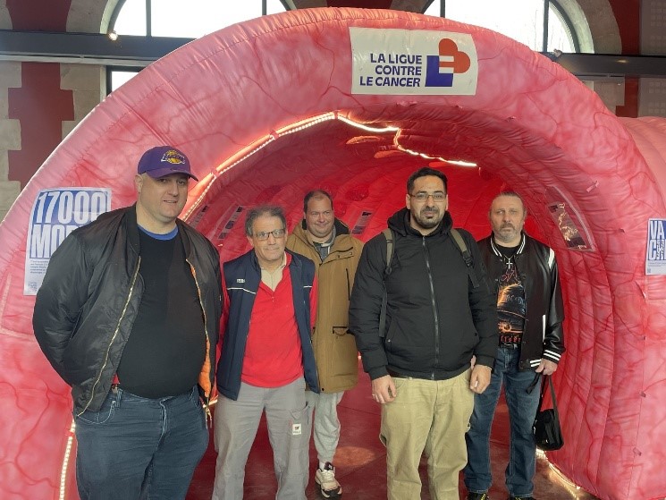 5 personnes à la sortie du côlon géant