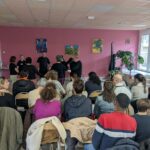 La compagnie fait sa représentation devant le public venu nombreux