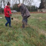 Deux personnes dans un champs