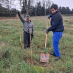 Deux jeunes travaillent sur le projet agroforestier