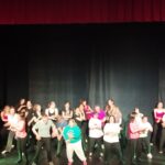 Tous les danseurs sur scène