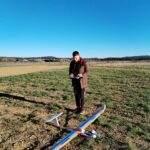 Un jeune homme sur le point de faire voler un avion miniature