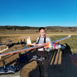 Une jeune fille tient un avion miniature dans les mains