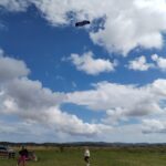 2 jeunes font voler un cerf-volant