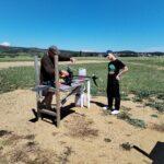 2 personnes travaillent sur un hélicoptère miniature