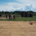 Des jeunes pilotent un avion mignature