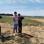 2 jeunes pilotent un drone avec une télécommande