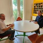 Deux personnes à table dégustent leur salade de fruits