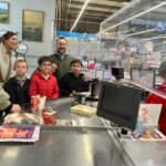 4 jeunes et un professionnels font les courses pour un repas partagé