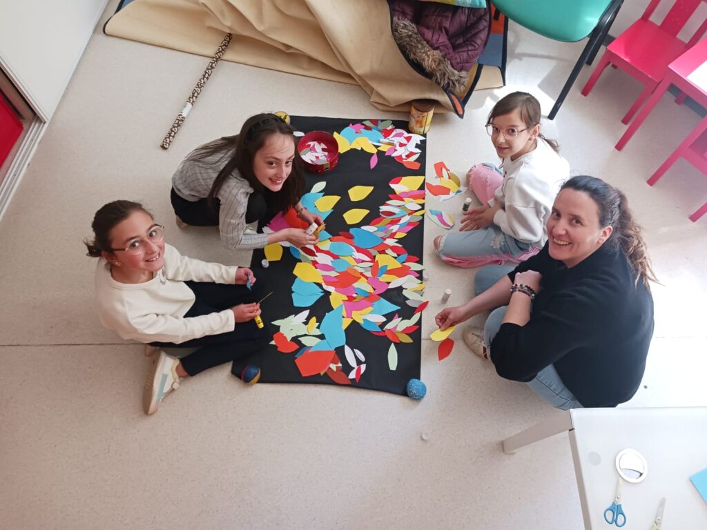 Trois jeunes et une professionnelles confectionnent le cœur