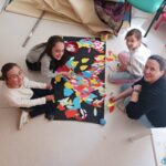 Trois jeunes et une professionnelles confectionnent le cœur