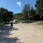 Trois marcheurs de dos dans sur un sentier