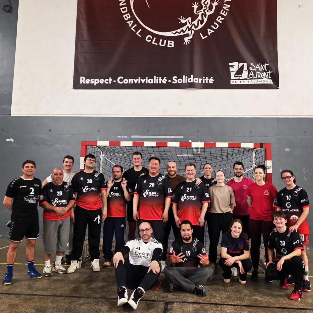 Photo de groupe, dans le gymnase, devant les cages