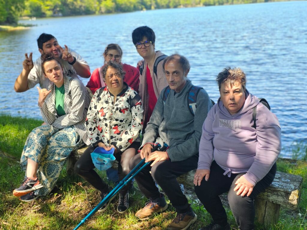 Photo de groupe sur le bord du lac du Lampy