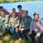 Photo de groupe sur le bord du lac du Lampy