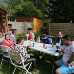 Dans un snack près du Lampy les membres du groupe, attablés, prennent des rafraichissements
