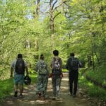 4 personnes de dos, le long de la Rigole