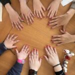 5 paires de mains manucurées en cercle