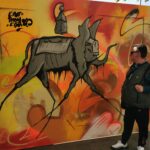 Un résident contemple une fresque