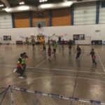Dans le gymnase, le match bat son plein