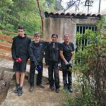 4 personnes posent devant la belle réalisation