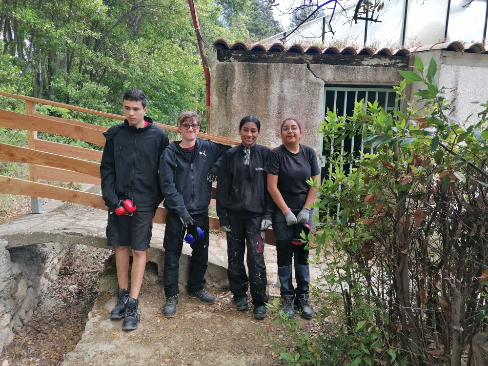 4 personnes posent devant la belle réalisation