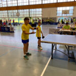 Deux participants en pleine partie de ping-pong