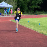 Un jeune homme court sur la piste