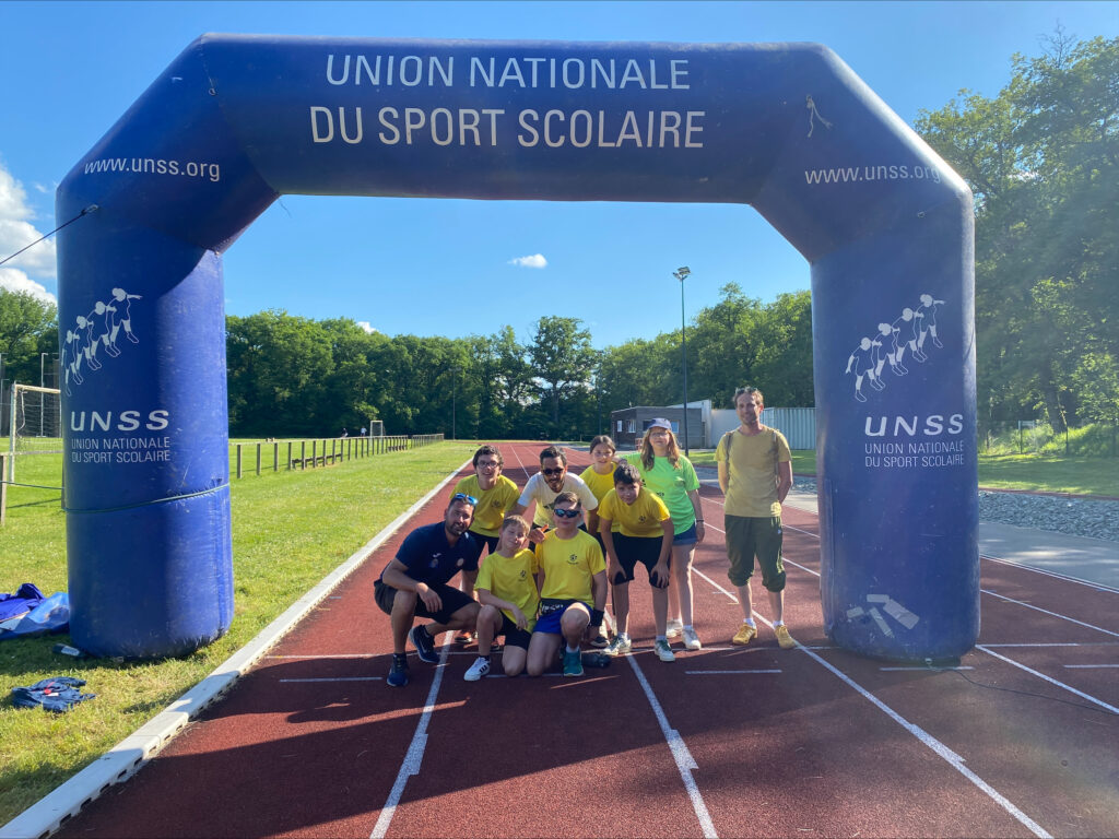 Photo de groupe devant l'arche gonflable d'arrivée