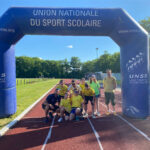 Photo de groupe devant l'arche gonflable d'arrivée
