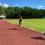 Un jeune homme court sur la piste