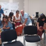 Les nouveaux arrivants travaillent en petit groupe