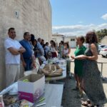 Repas commun sous forme d'auberge espagnole dans la cour du SAVS