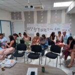 Les nouveaux arrivants travaillent en petit groupe