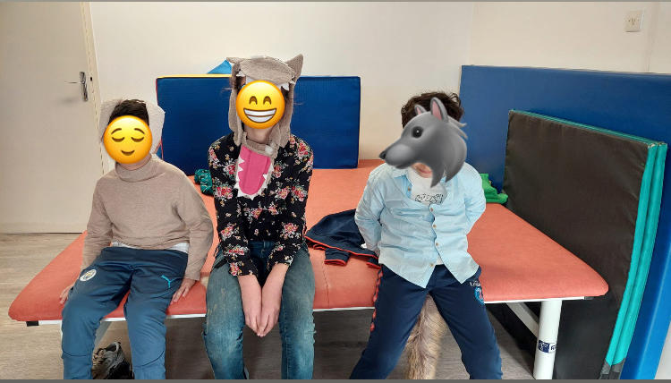 Trois jeunes assis