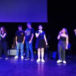 7 jeunes chantent sur scène