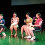 4 jeunes sur scène lisent des textes