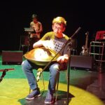 Un jeune musicien sur scène