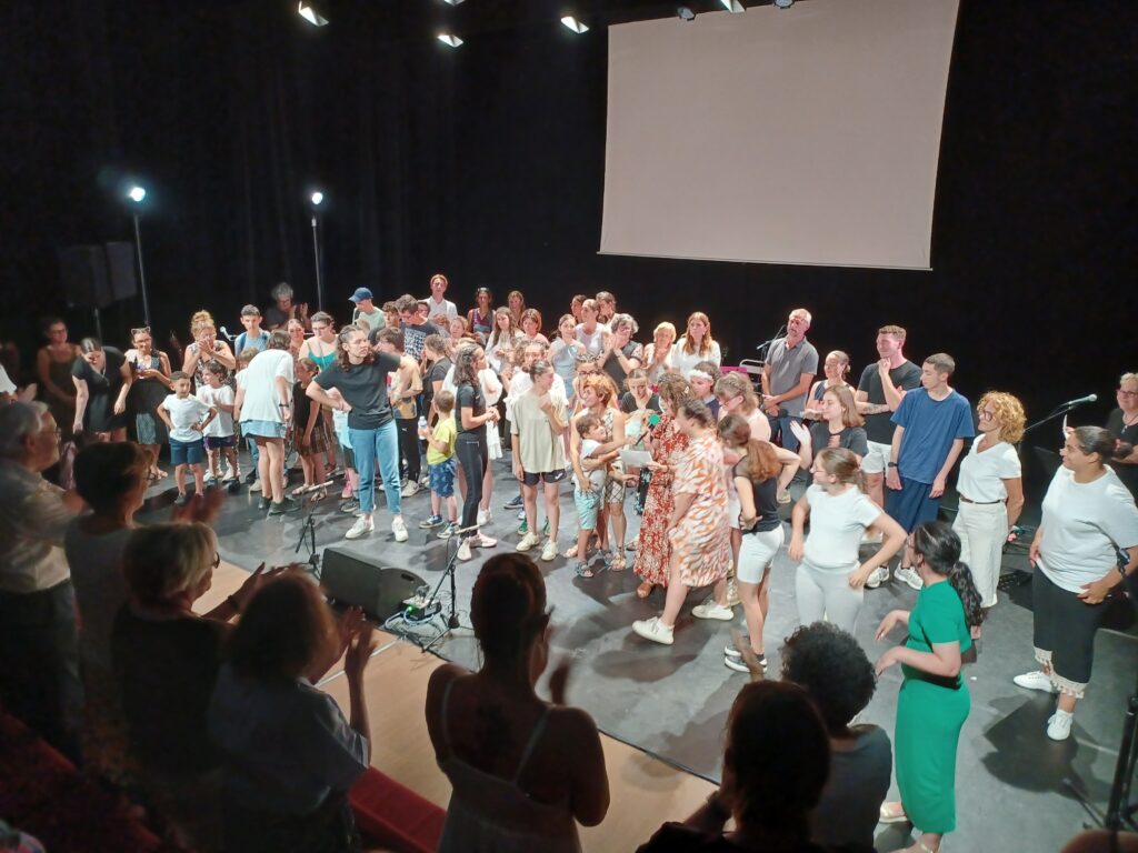 Jeunes et équipe de l'IME sur scène à la fin du spectacle