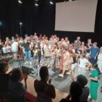 Jeunes et équipe de l'IME sur scène à la fin du spectacle