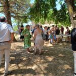 Les invités dans le parc du château