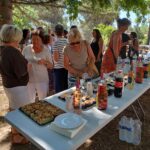 Les invités autour du buffet dans le parc du château
