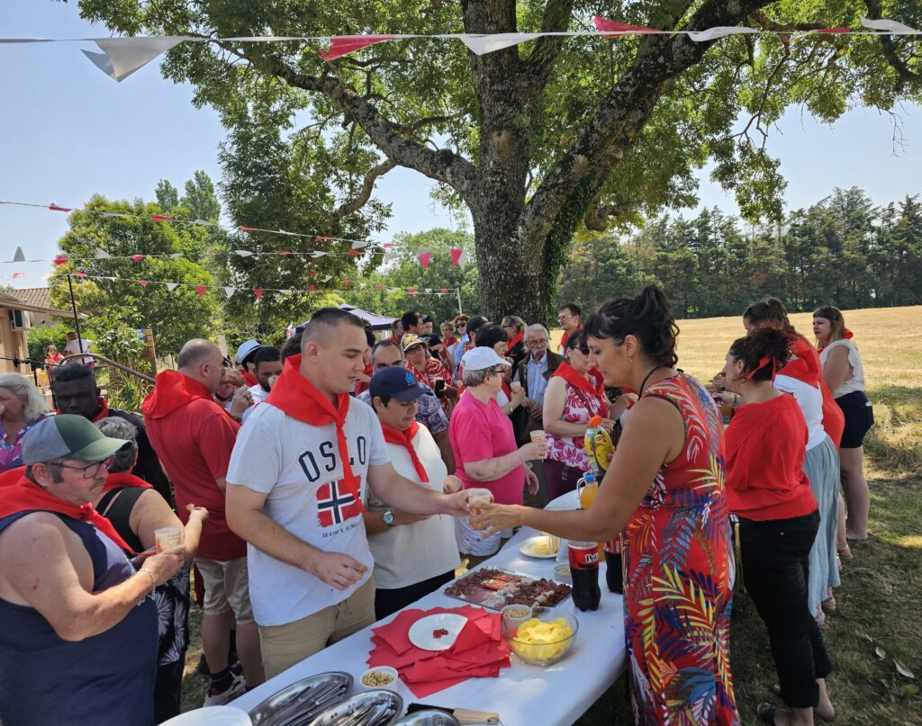 Résidents, familles, partenaires et salariés réunis autour d'un buffet dinatoire