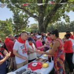 Résidents, familles, partenaires et salariés réunis autour d'un buffet dinatoire