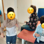 Trois jeunes retirent leurs costumes