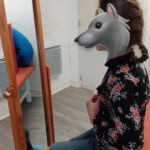 Une jeune fille devant un miroir