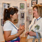 Béatrice Barré, plasticienne et art-thérapeute et Isabelle Chesa, 1ère adjointe au Maire de Carcassonne, échangent
