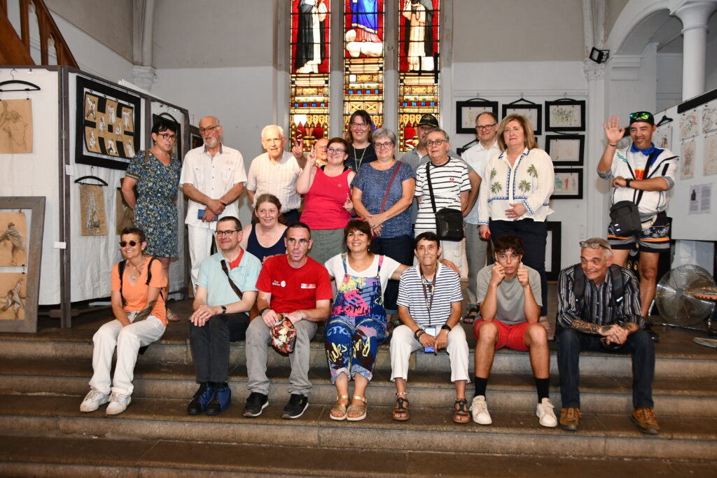 Photo de groupe sur les marches de la Chapelle des Dominicaines